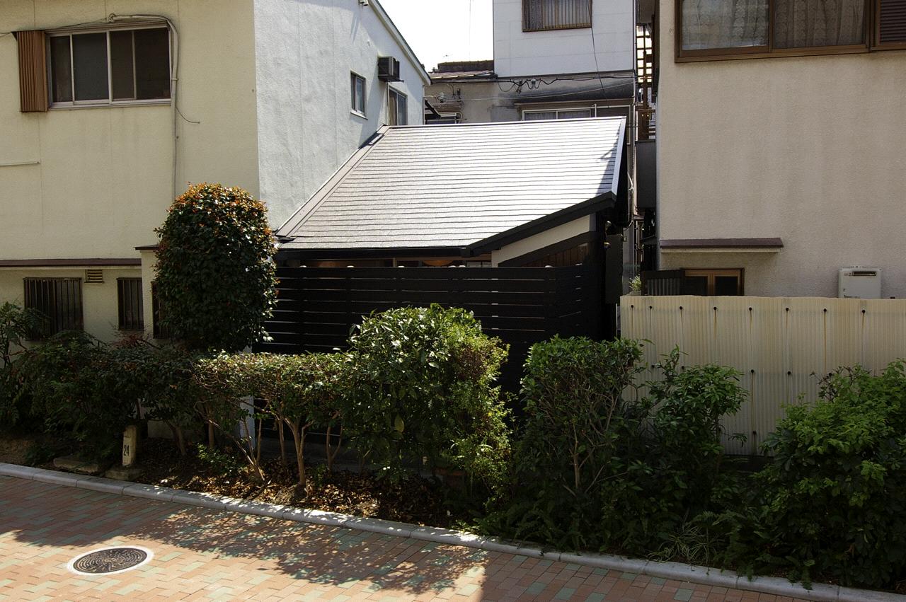 裏の遊歩道から｜大阪市内のリノベーション平屋賃貸住宅｜庄司洋建築設計事務所