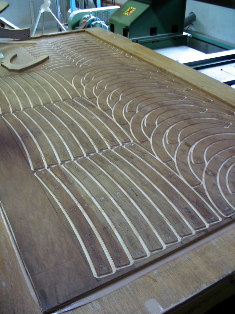 フレームの切り抜き台 白線に見えるのはルーターの通るラインです