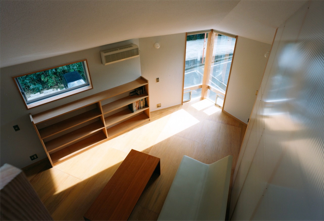リビング見下ろし｜兵庫県淡路島の２世帯住宅｜庄司洋建築設計事務所