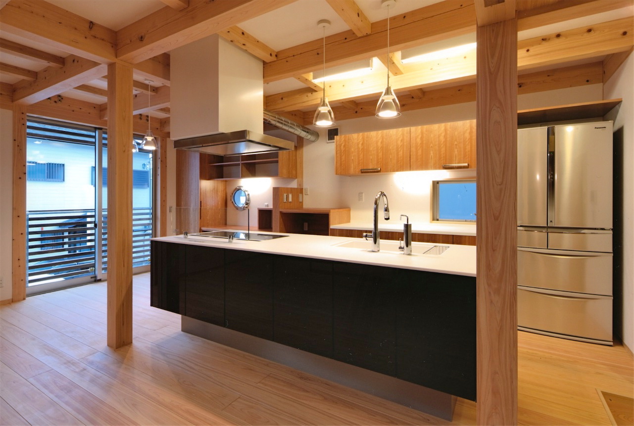 リビングからキッチンを見る様子｜兵庫県神戸市の木造住宅｜庄司洋建築設計事務所