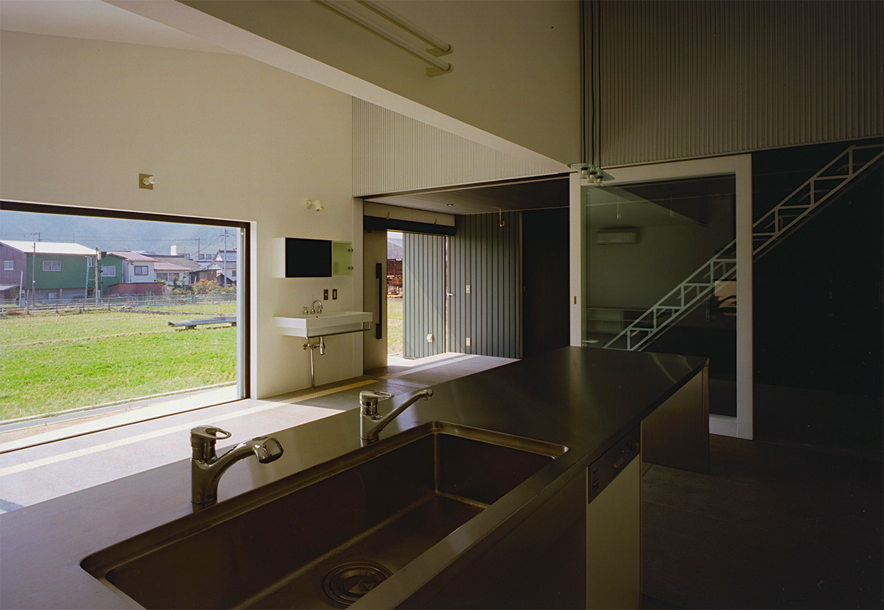 キッチンから廊下｜岡山県の注文住宅｜庄司洋建築設計事務所