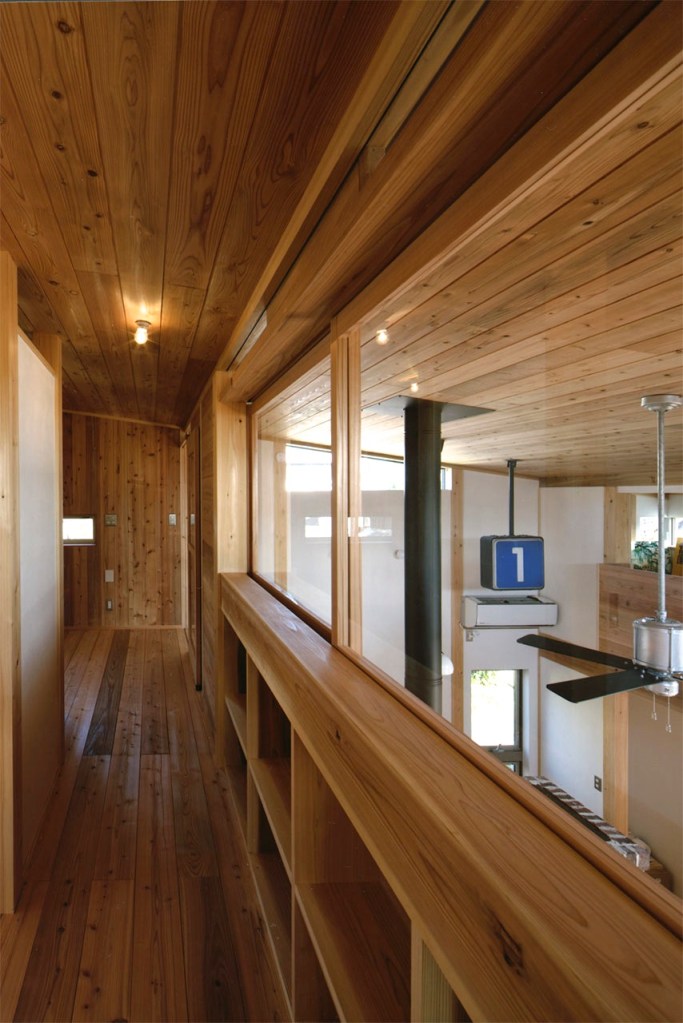 吹抜けを見下ろす窓｜滋賀県大津市の住まい ｜庄司洋建築設計事務所