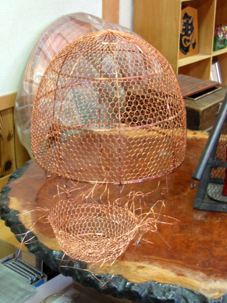 手作業であみ出される幾何学模様