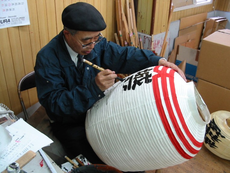 文字書きをする社長さん