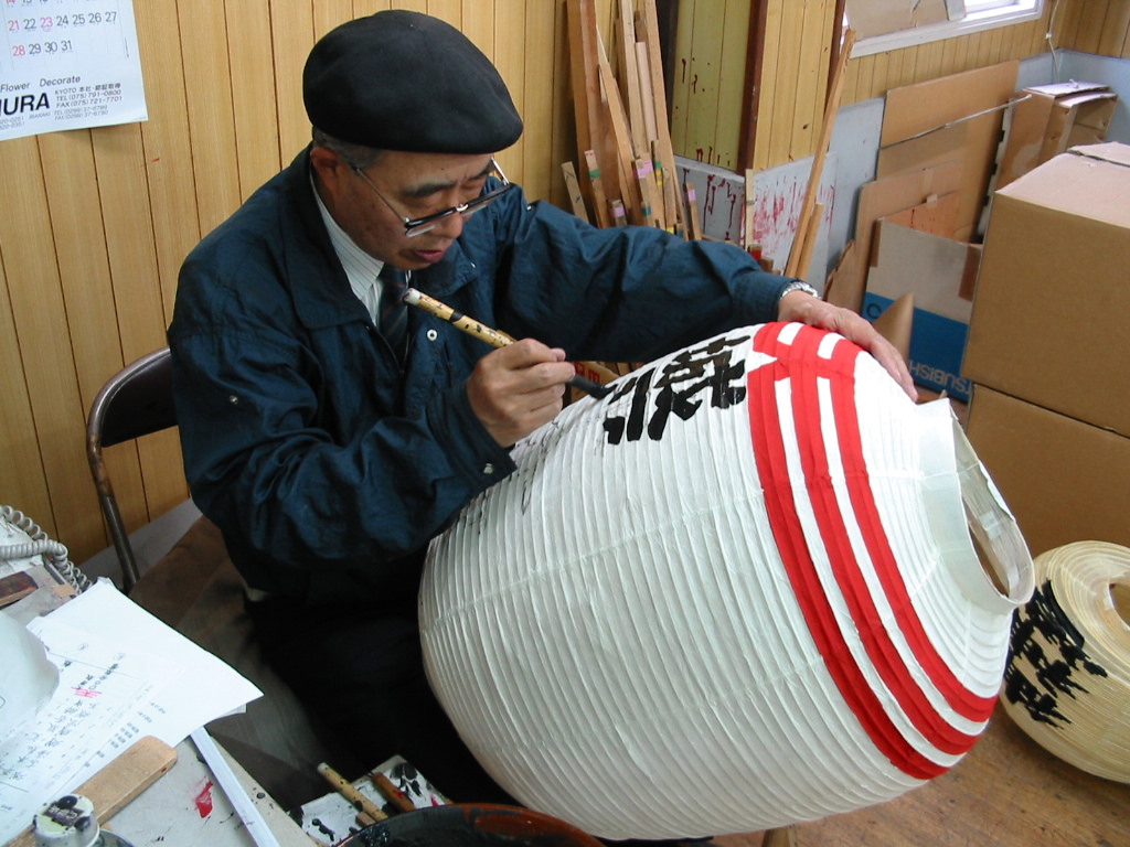 文字書きをする社長さん