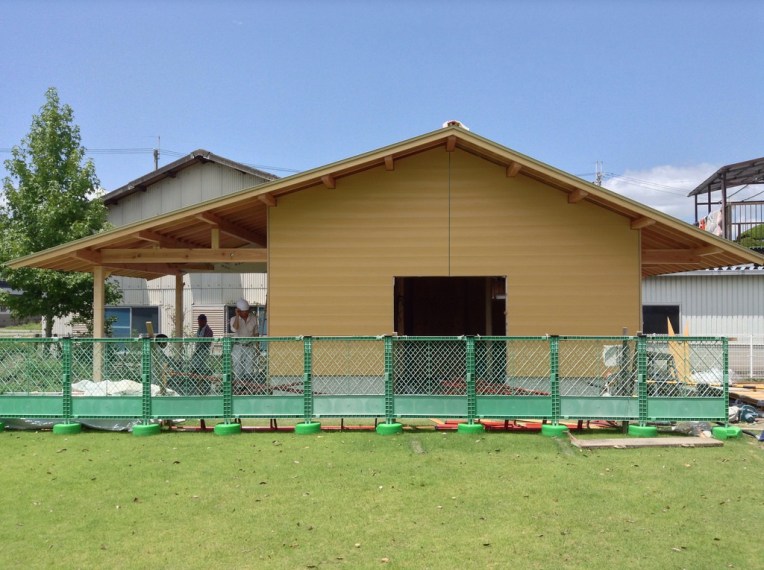 正面　入り口は木製建具がつきます。