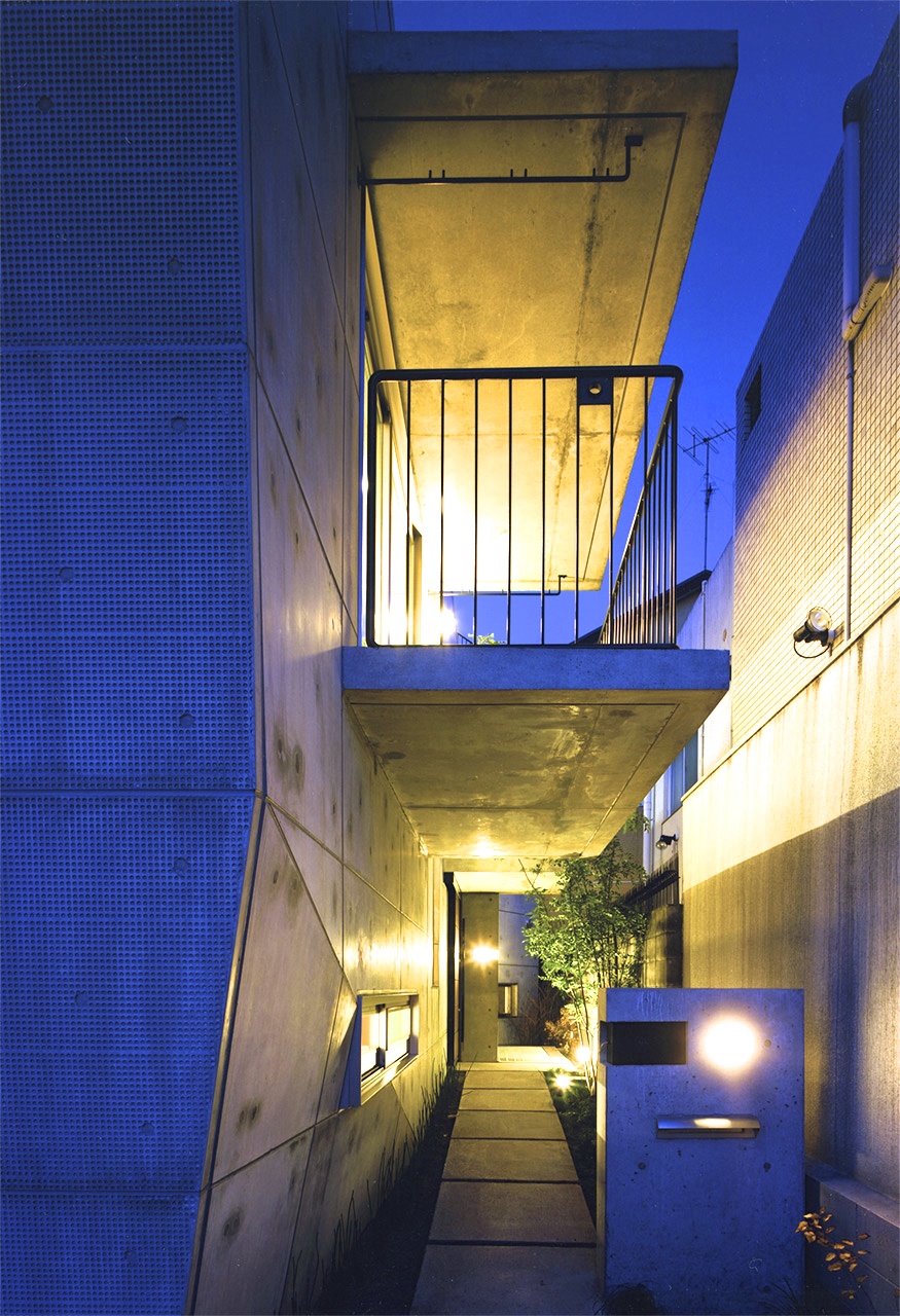 夜のアプローチ｜京都のすまい・鉄筋コンクリート造・ＲＣ造住宅｜庄司洋建築設計事務所