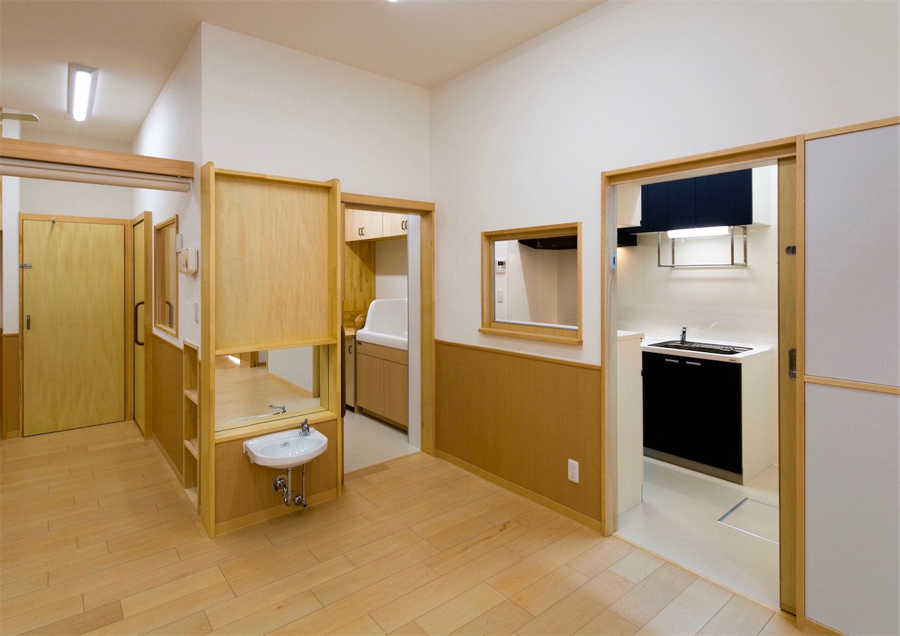 保育室から調理室や沐浴トイレへ