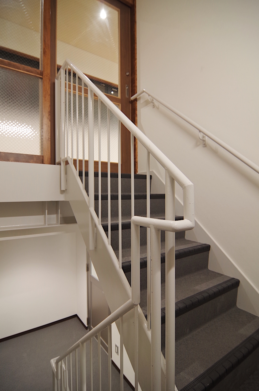 ３階・階段からの事務所入口