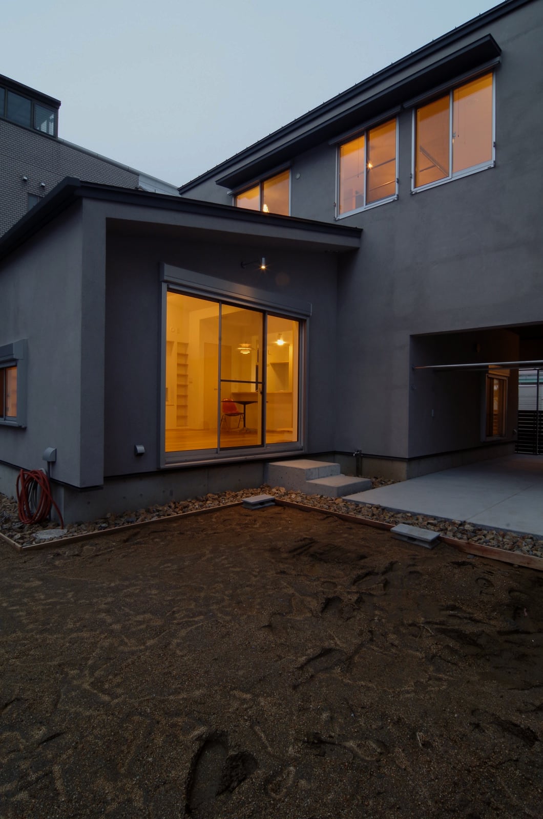 夜景。庭側からの外観。