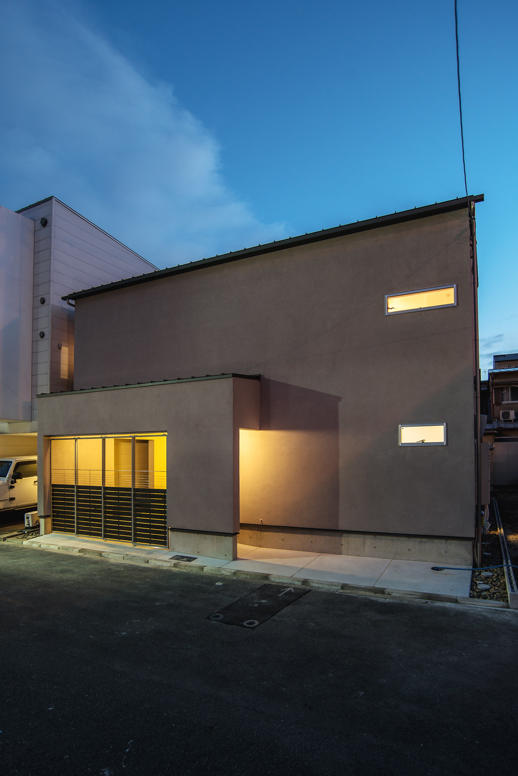 建物正面の夜景｜大阪の住宅｜庄司洋建築設計事務所