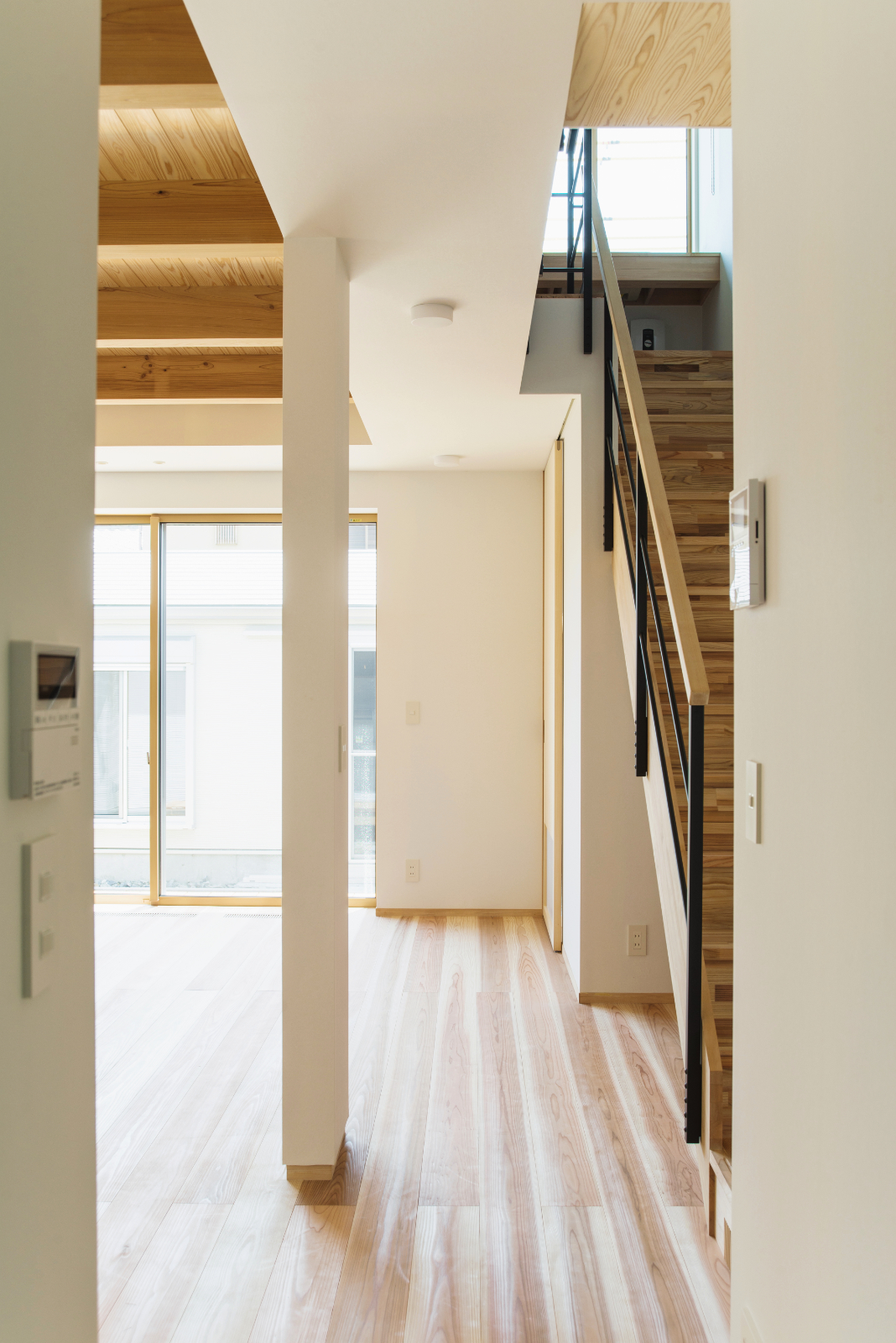 キッチンからリビングを見た様子｜兵庫の高気密高断熱住宅｜庄司洋建築設計事務所