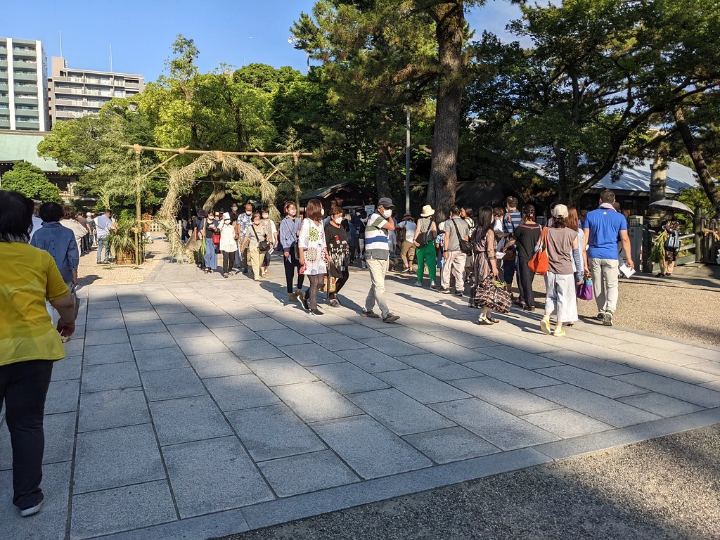 茅の輪くぐりの様子