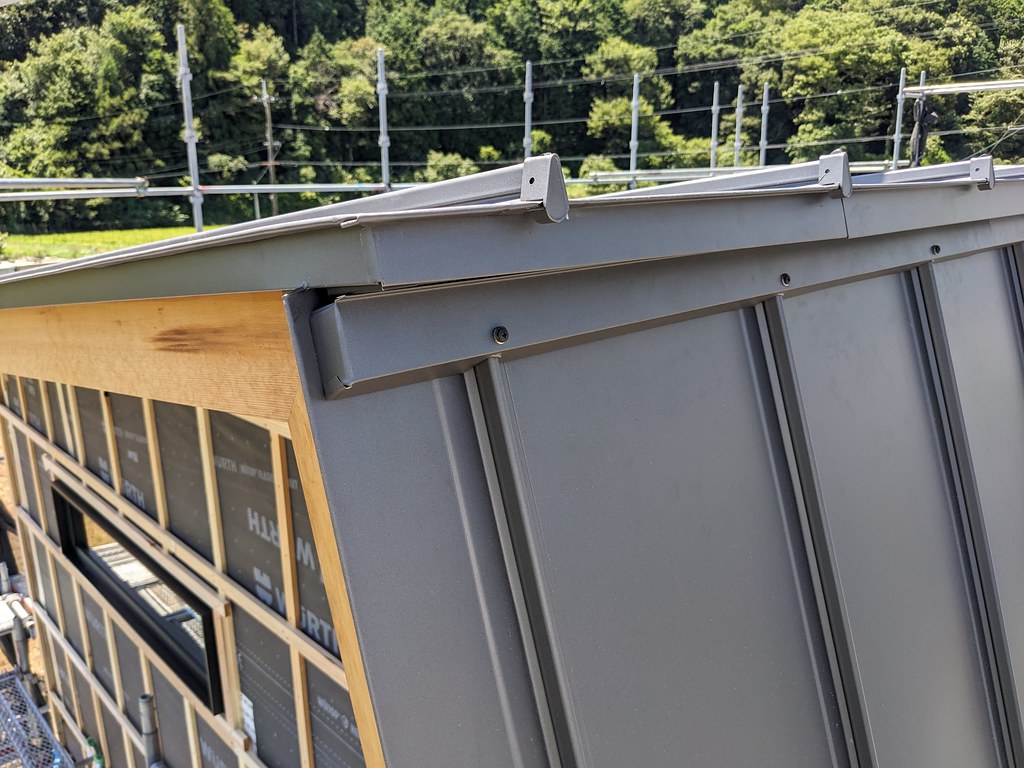 屋根妻側。唐草