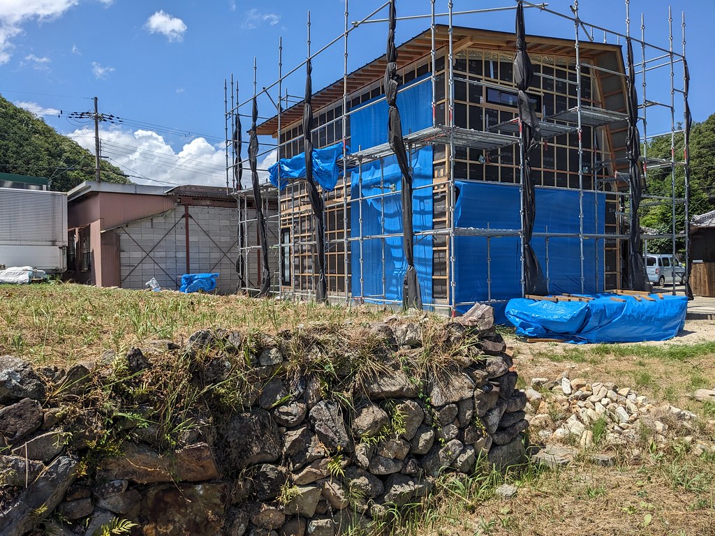 外壁下地の終った全景