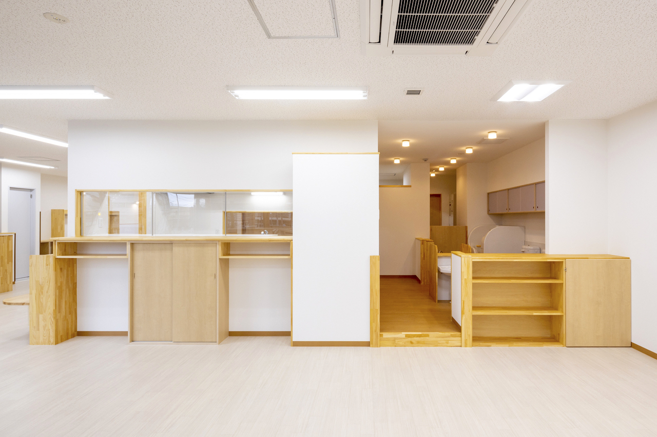 保育室からキッチンとトイレスペース