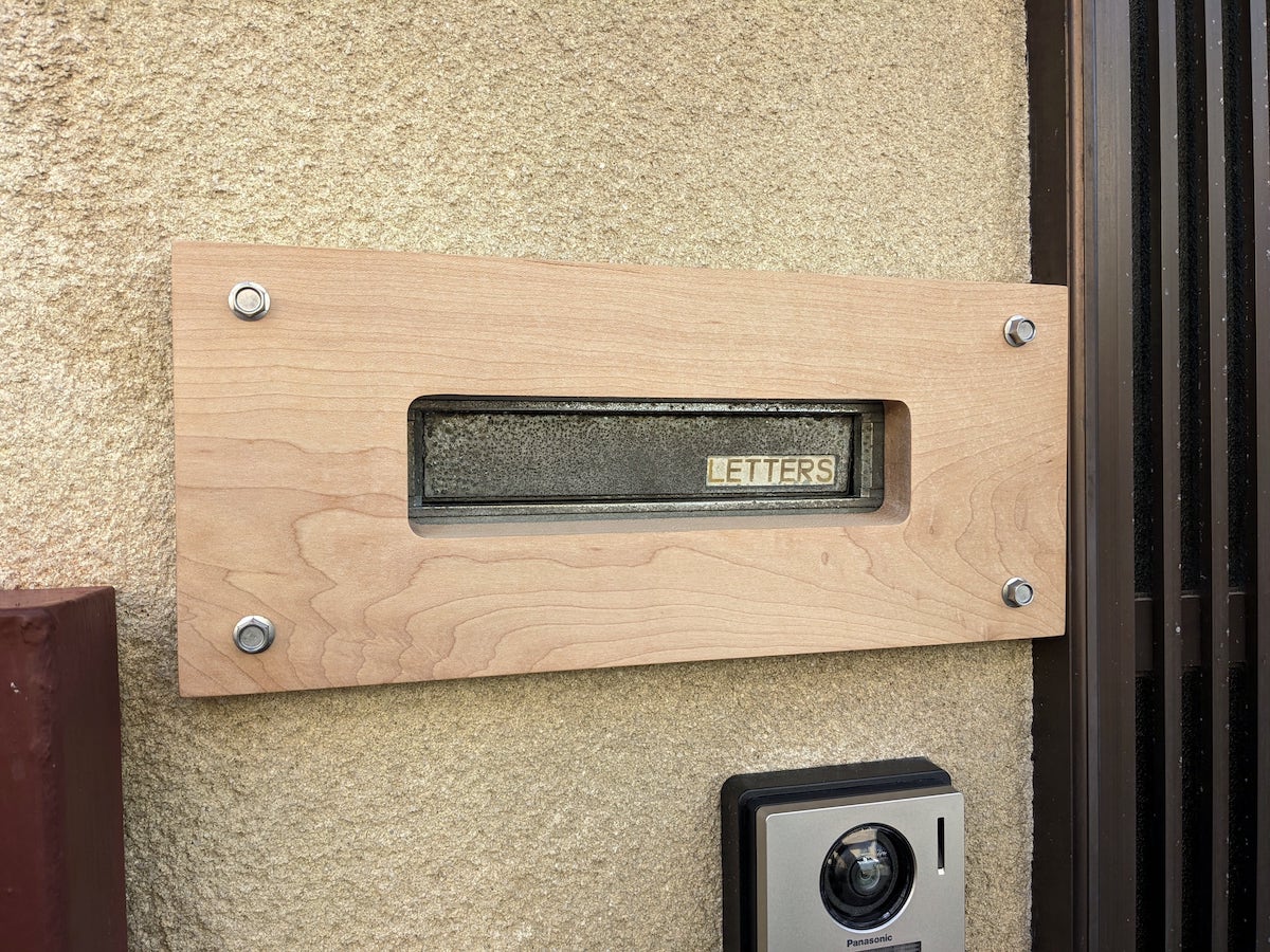 取付けた木のポストカバー