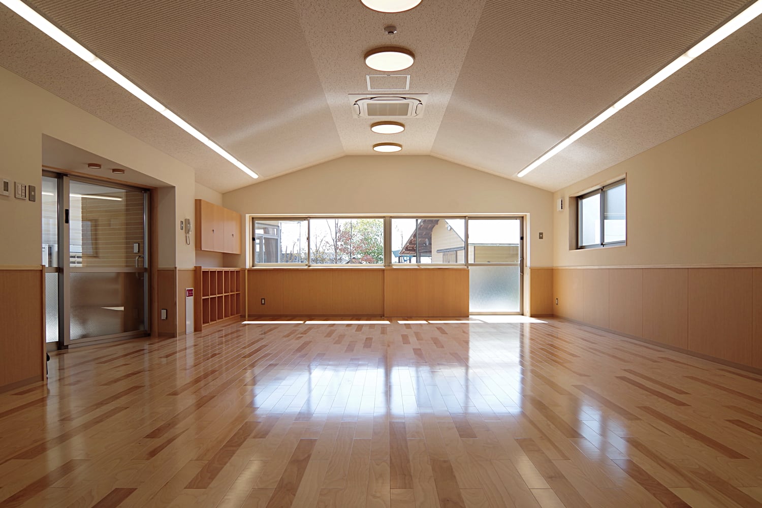 子育て教室南向き内観｜加東市こども園・子育て教室棟増築工事