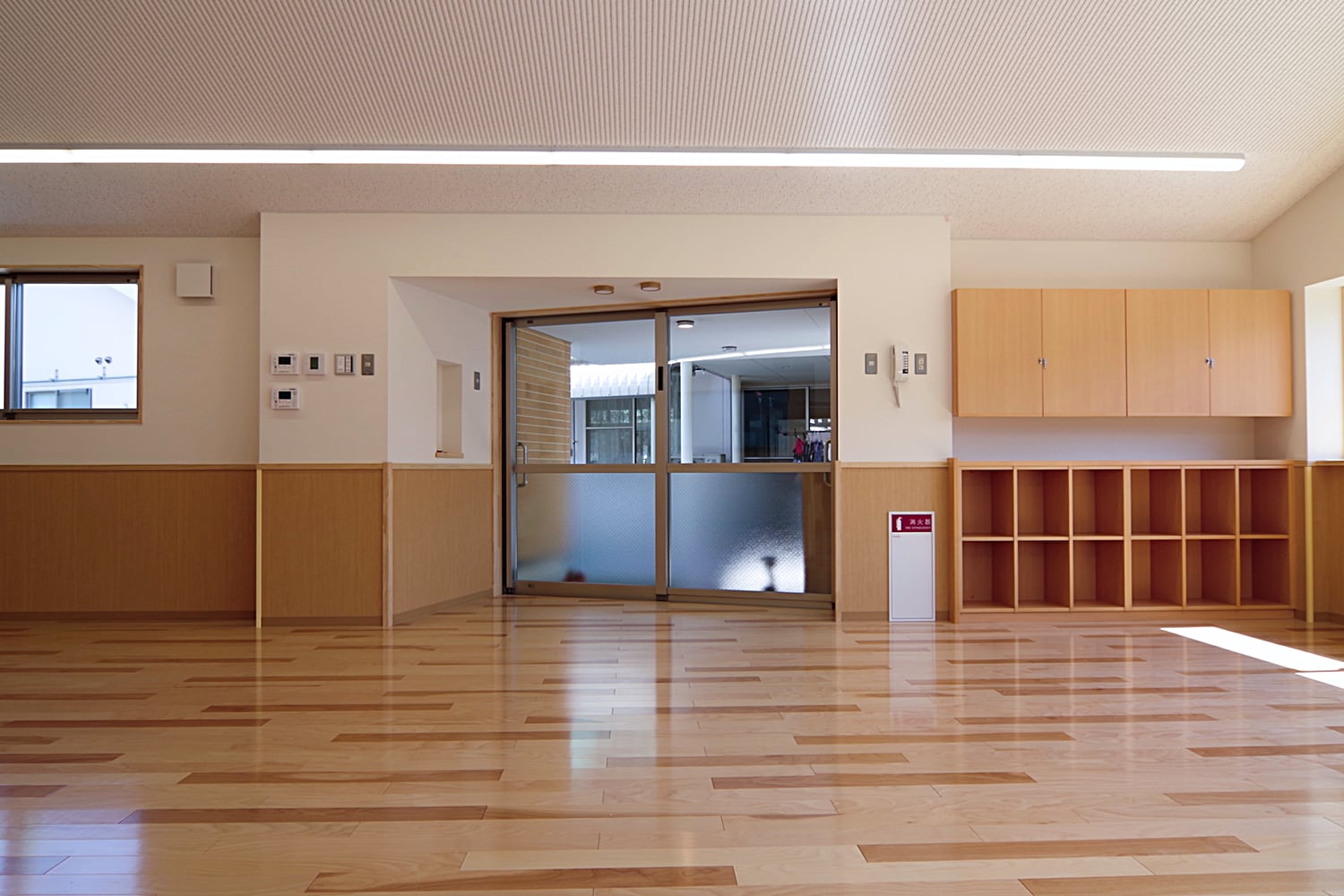 子育て教室東向き内観・建物入口｜加東市こども園・子育て教室棟増築工事