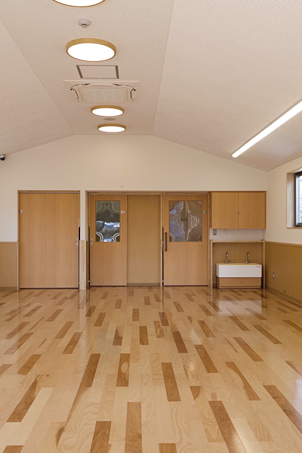 子育て教室北向き内観｜加東市こども園・子育て教室棟増築工事