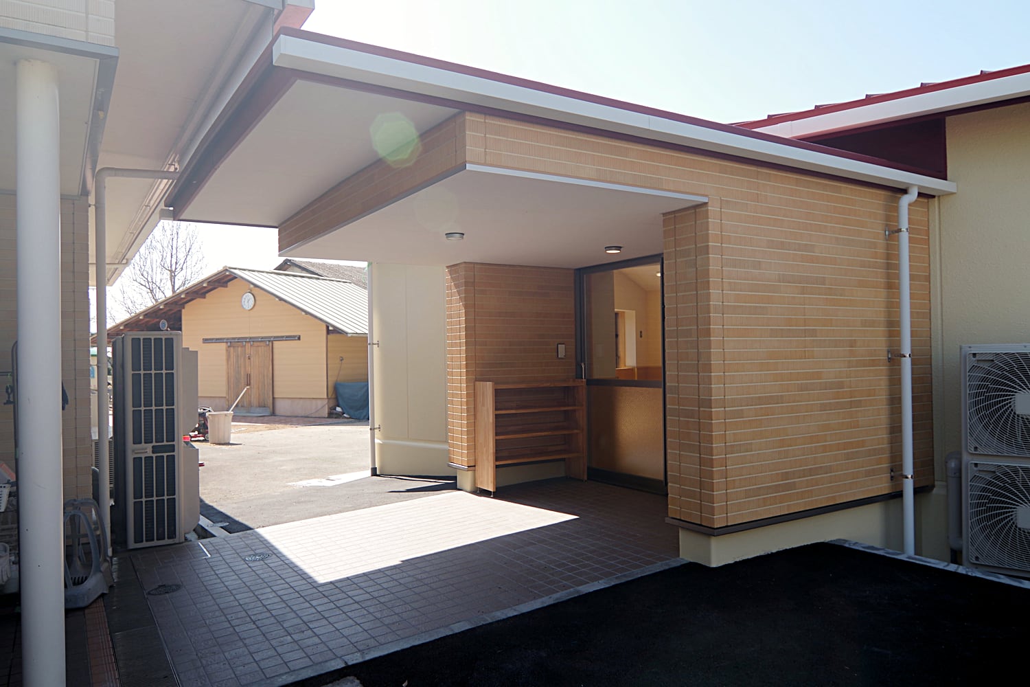 出入口と本館連絡の庇｜加東市こども園・子育て教室棟増築工事