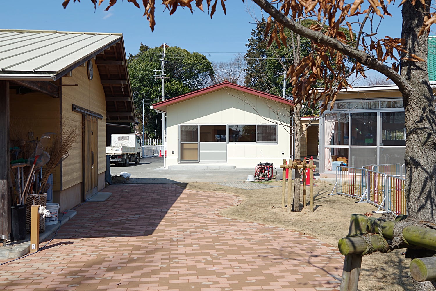 園庭からみた南側外観｜加東市こども園・子育て教室棟増築工事